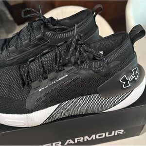 Men’s running shoes size 13 under armour only worn 1 time black/white